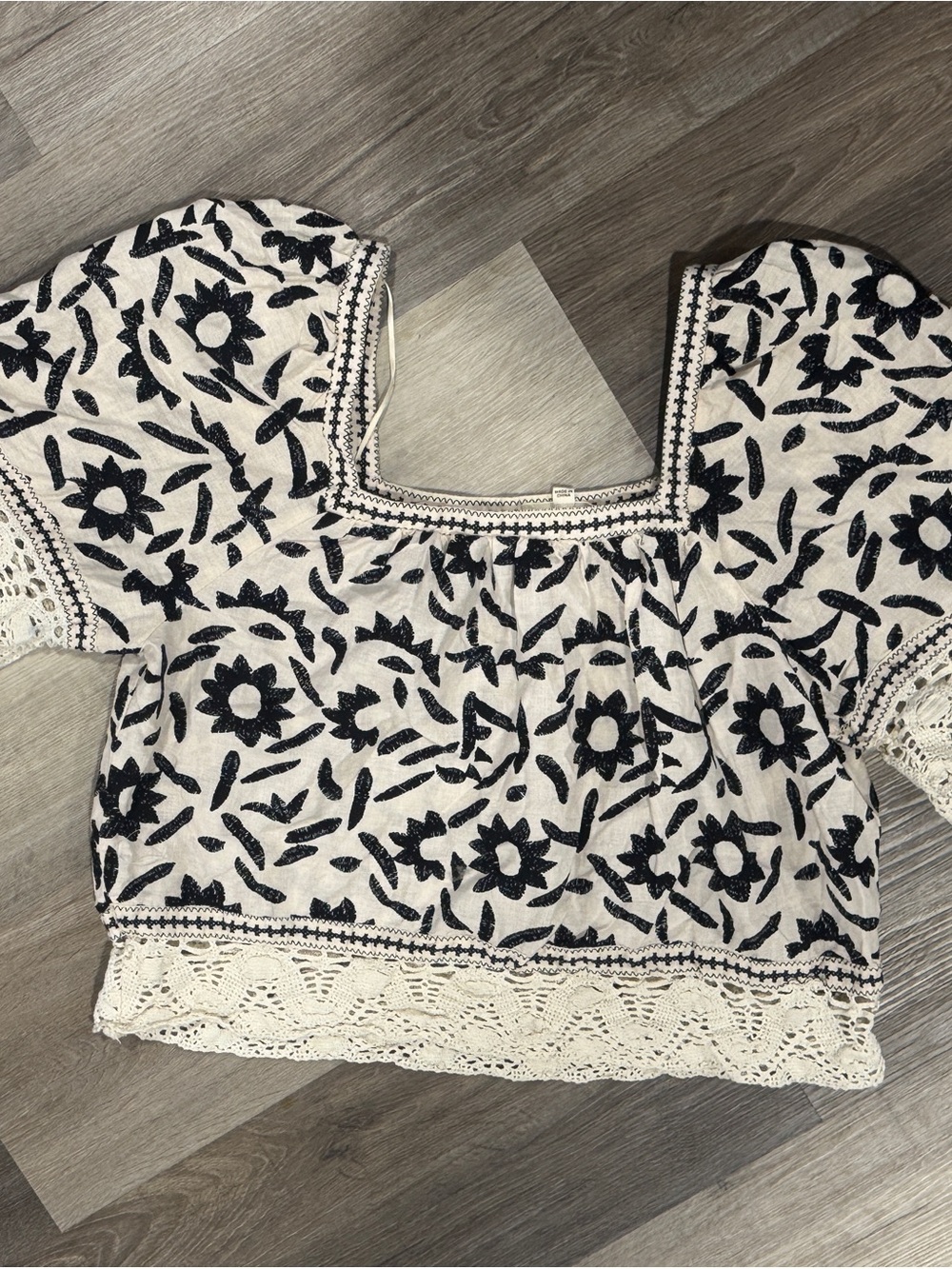 Boho Black & White Linen Blend Cropped Embroidered Peasant Top - Picture 9 of 10